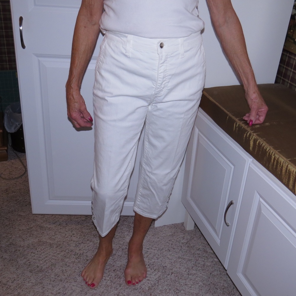 NYDJ CAPRI'S SIZE 8 88% COTTON AND 12 % SPANDEX